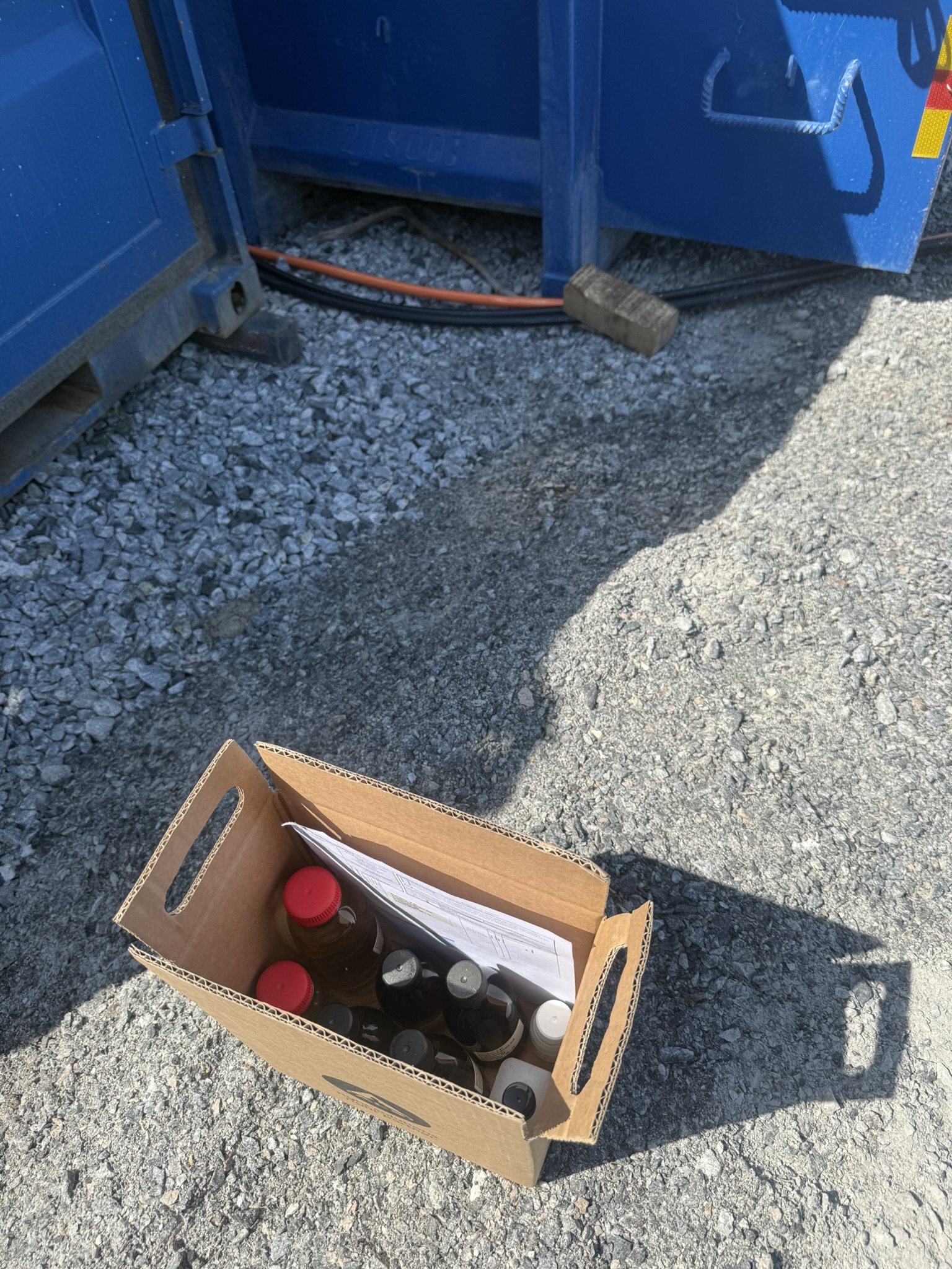 Provflaskor i en låda vid Alverdens reningsutrustning