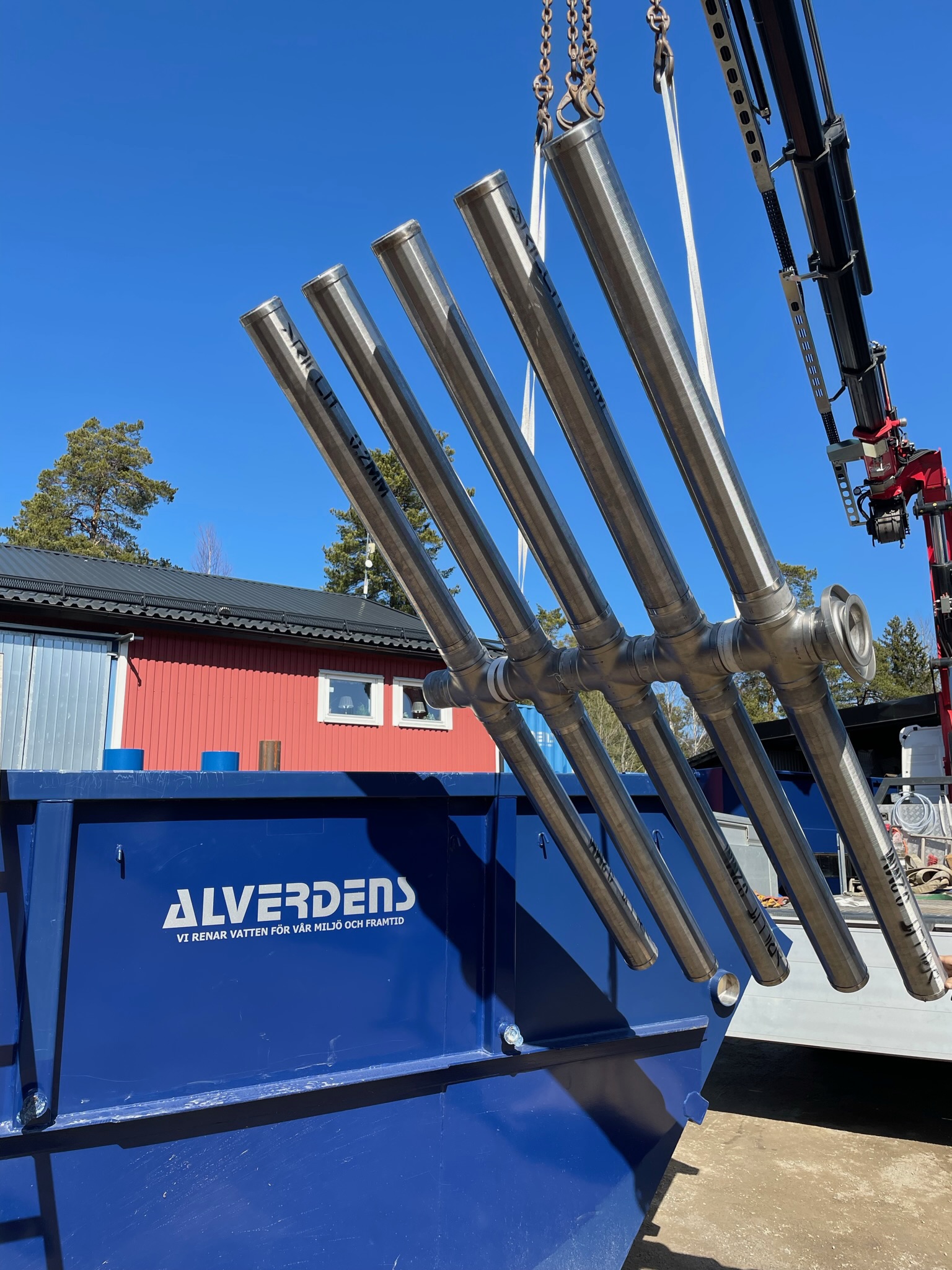 Rostfria rör och anslutningar under montage mot klarblå himmel