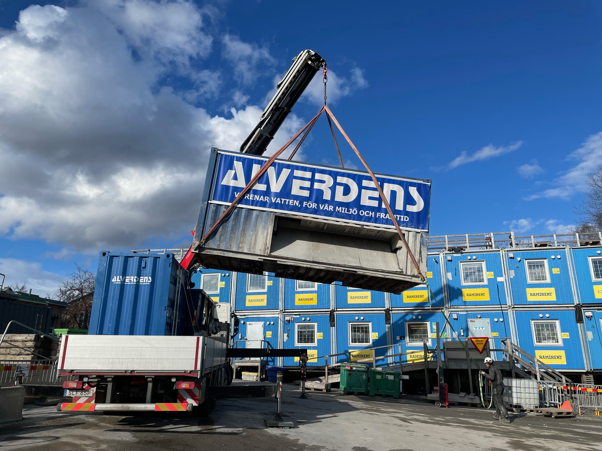 Alverdens blå reningsutrustning lyfts på plats med kran
