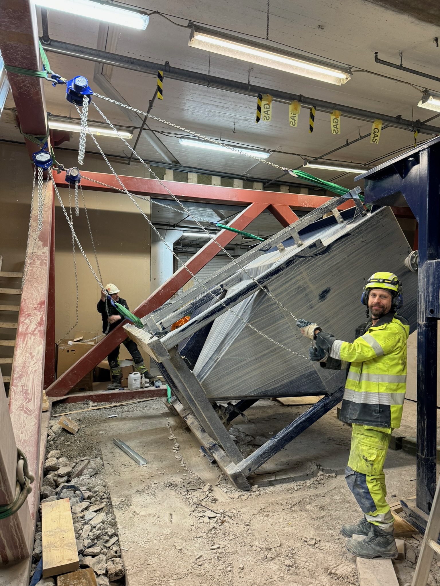 Montage av utrustning med lyftredskap inne på arbetsplatsen
